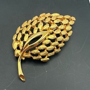 Vintage Roget TM Textured Gold Tone leaf brooch #759